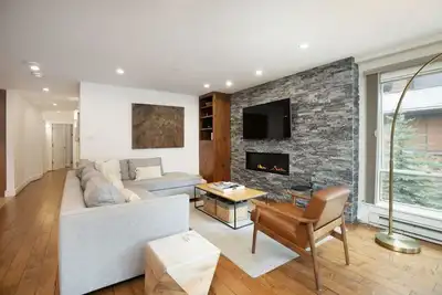 Image de Luxe 3br in Village, Hot Tub, Pool, Sauna, Parking