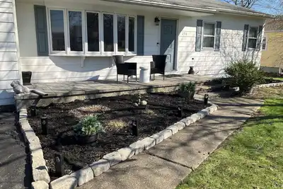 Image de Pet friendly 3-bedroom. About a mile from downtown. Fenced-in backyard.