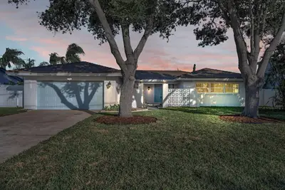 Image de Luxury Modern Home - 8 minutes from the Beach