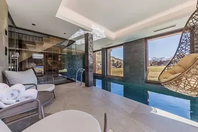 Image de Luxury chalet - fireplace, heated pool & sauna