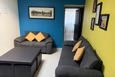 Image de Downtown Apt / Walk to Main Square / Families & Groups
