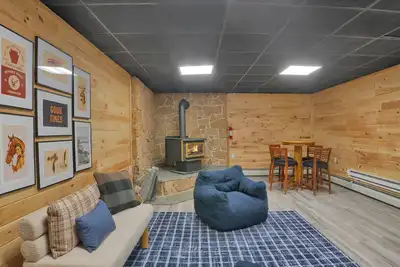Image de New! Private Escape w/ Home Theater - Hot Tub - Game Room