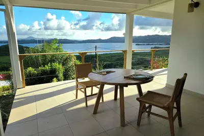 Bas de villa avec vue sur la baie du Robert