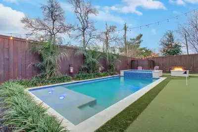 Image de Outdoor Oasis in Downtown Houston with Pool & Hot-Tub