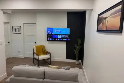 Image de New | Quiet | Stylish 2br Private Suite in Fenwyck