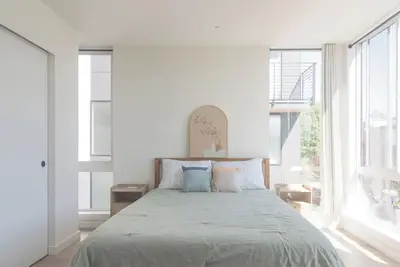 Image de Sunlit 2-bedroom townhome with Ac in peaceful Seattle