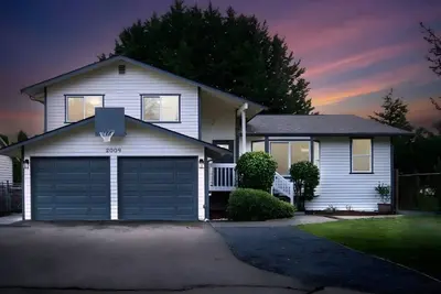 Image de Modern 7-Bedroom Home with Spacious Yard,