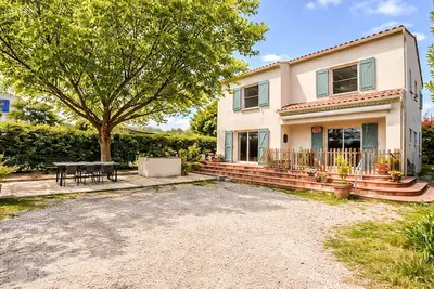 Image de 4 bedroom amazing home in Arles