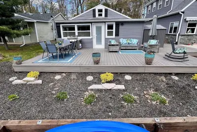 Image de Magician Lake House: 83' Waterfront Dock, Huge Deck, & Water Toys!