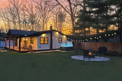 Image de Lovely 2-bedroom cottage with covered porch, hot tub and campfire area.