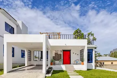 Image de Villa in Bombita with Personal Driver, Pool, Rooftop. Steps to Everything!