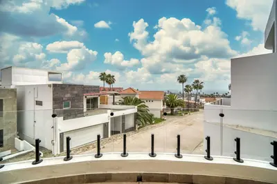 Image de 12 ppl, 5 Bd, prime location, steps from Marina Coral, gated community