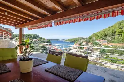 Image de Appartement de deux chambres avec la terrasse et la vue sur le mer Grscica, Korcula (A-25519-a)