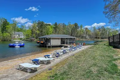 Image de Lakefront Luxury 7br, 7ba, Beach, Dock, Views