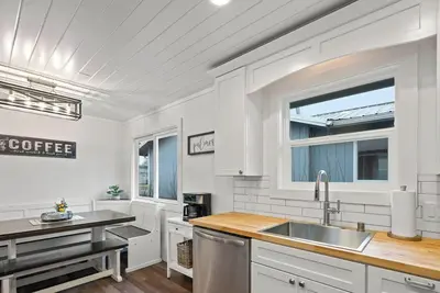 Image de Downtown Home & Studio Apt! Walk to Shops & Cafes!