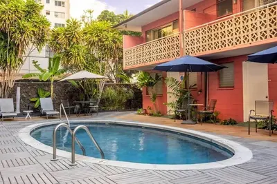 Image de 2 Large Suites w/ Kitchen | 0. 1 Mi to Waikiki Beach | Courtyard Pool & Lanai