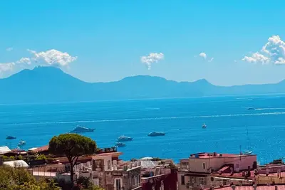 Image de Prestigious panoramic house overlooking CaprieGulf ofNaples, in the heart ofNaples