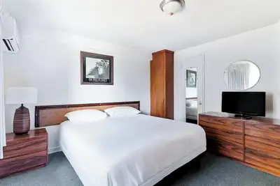 Image de 2 Bedroom Suite with Full Kitchen | Convenient Stay in Hawaii | Onsite Pool