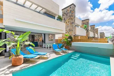 Image de Villa de lujo con jacuzzi, cine, billar y futbolín