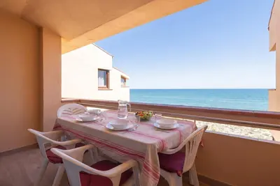 Image de Appartement en première ligne avec vue mer, piscine commune et Wi-Fi