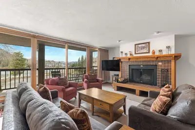 Image de Lake‑View Retreat w/ Fireplace & Pool Access