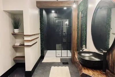 Image de Lansing Luxury : Rain Shower + Lighting
