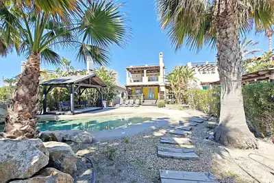 Image de Pm - Accès direct à la plage avec piscine privée