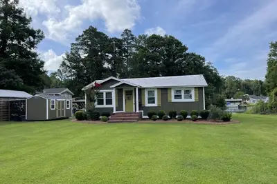 Image de Your Lake House Oasis Awaits