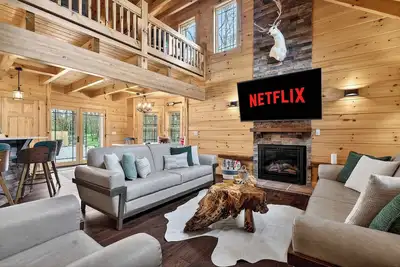 Image de Spacious family cabin with game room and backyard!