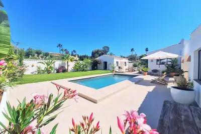 Image de Villa « Élégance à Jávea » avec vue sur la montagne, Wi-Fi et climatisation
