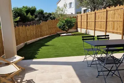 Image de Joli appartement avec jardin privé et grande terrasse, 15 min à pied des plages