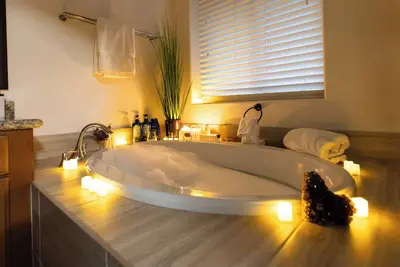 Image de Group Getaway with Hot Tub, Fire Pit & 3 King Beds Near Legoland