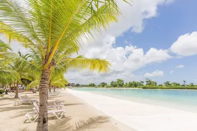 Image de Pool View, Gym, and Artificial Beach