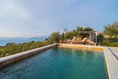 Image de Mediterranean Villa With Pool