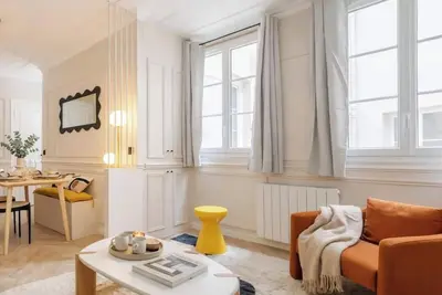 Image de PoeticStay - Louvre - Suite Apollinaire
