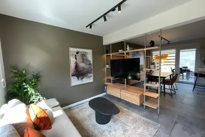 Image de Design + 3 Workspaces + Starlink | 2 Bedrooms, 2 Bathrooms