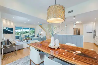 Image de Fabulous 4-bed ensuite apartment with bonus room, just off Seven Mile Beach.