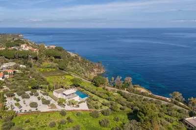 Image de Luxury, infinity pool, sauna, seaview, movie theater, bar, park