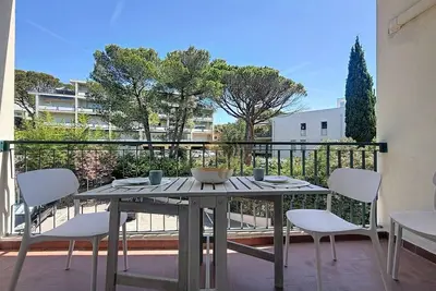 Image de Le Petit Nid Azuré Studio Ac balcony private park