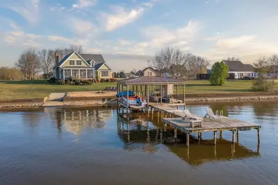 Image de Family Retreat ~ Waterfront Luxury Home Sleeps 26 Comfortably