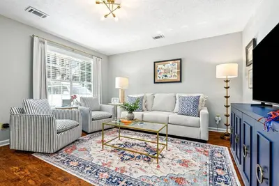 Image de 2/2, ground floor end unit, walk to campus, newly remodeled, parking