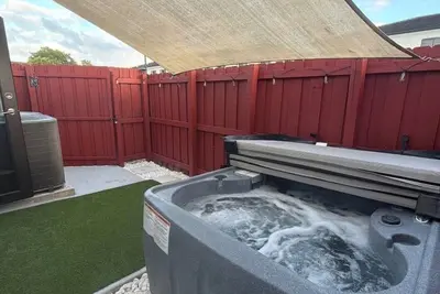 Peaceful Retreat/ private Jacuzzi/ sleeps 12