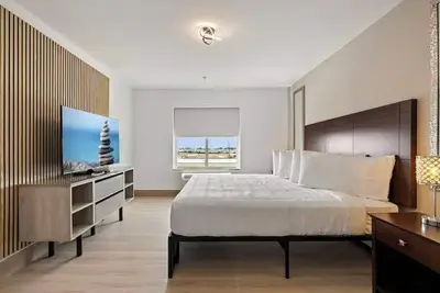Image de Experience Quiet Room in Houston Great for Weekend Adventures | Outdoor Pool