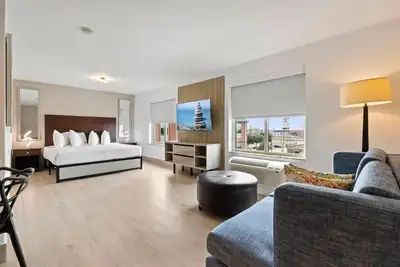 Image de Relaxing Room Perfect for Business or Leisure Trip | Willowbrook Mall - 5. 8 mile