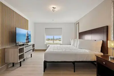 Image de 4 Restful Rooms Ideal for Weekend Group Adventures + Outdoor Pool Access