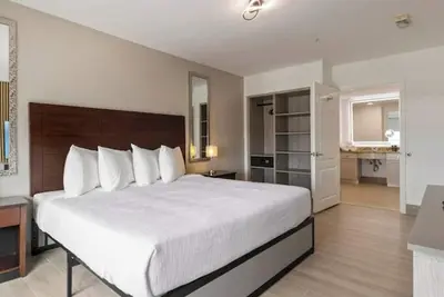 Image de Inviting Retreat Perfect for Family Comfort & Convenience | Mall - 5. 8 miles