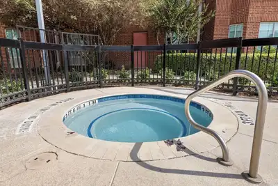 Image de Relaxing Space for Personal or Business Travelers Near Shopping Area - 5. 8 miles