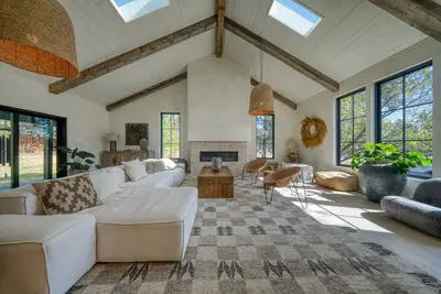 Image de 3 King Bedroom house with hot tub, sauna and gym.