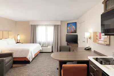 Image de Stay With 2 Studios | Queen Bed Each | Pool Access | Near Popular Attractions