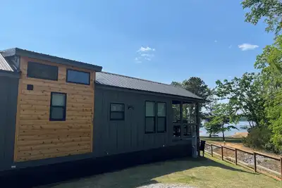 Image de 2 Bedroom Lake Front Tiny Home in Anderson, beside Legendary Green Pond Landing